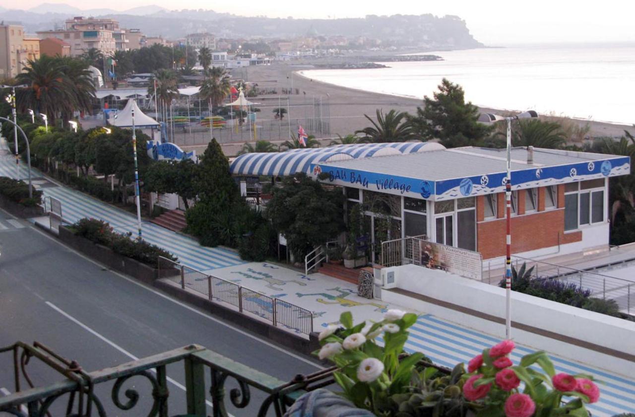 House By The Sea Apartment Албисола Марина Екстериор снимка